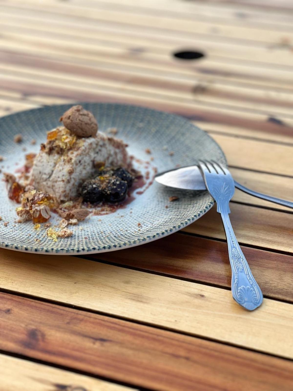 The Lion At West Pennard Hotel Kültér fotó A plate of the dessert