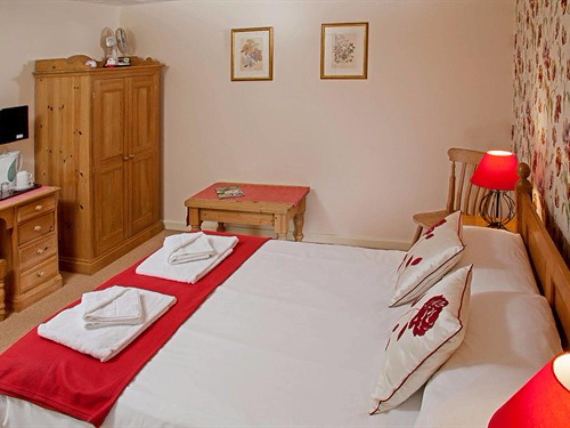 The Lion At West Pennard Hotel Kültér fotó A room at the hotel