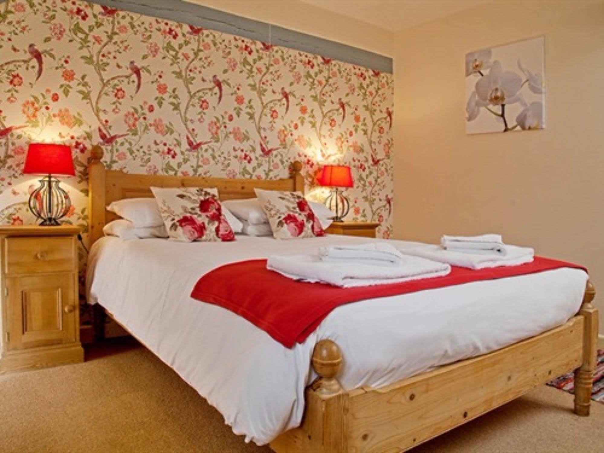 The Lion At West Pennard Hotel Kültér fotó A bedroom at the Old Mill